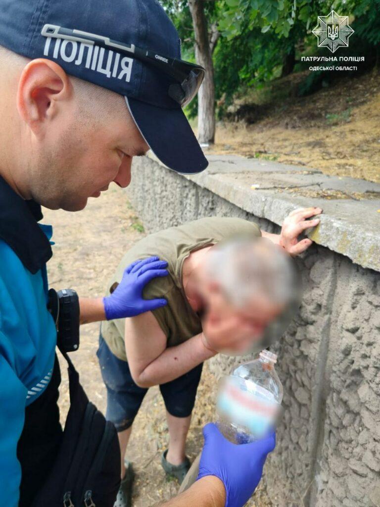 Жара в Одессе: патрульные помогли мужчине, которому стало плохо