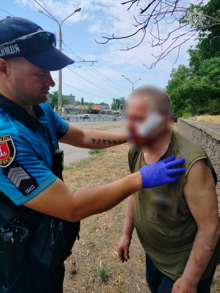 Жара в Одессе: патрульные помогли мужчине, которому стало плохо