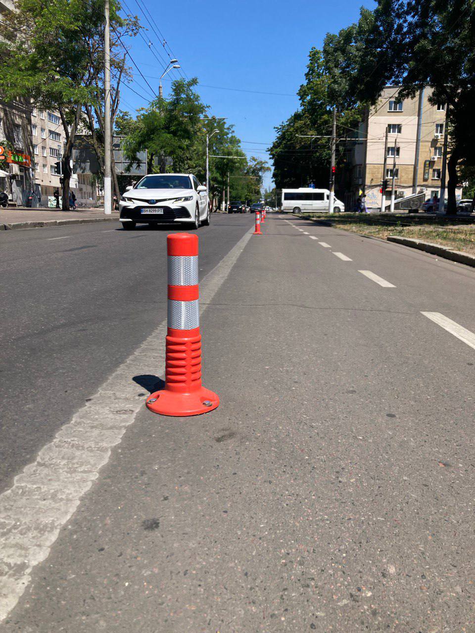 В Одесі на вулиці Канатній встановили делініатори вздовж велосмуги (фото)