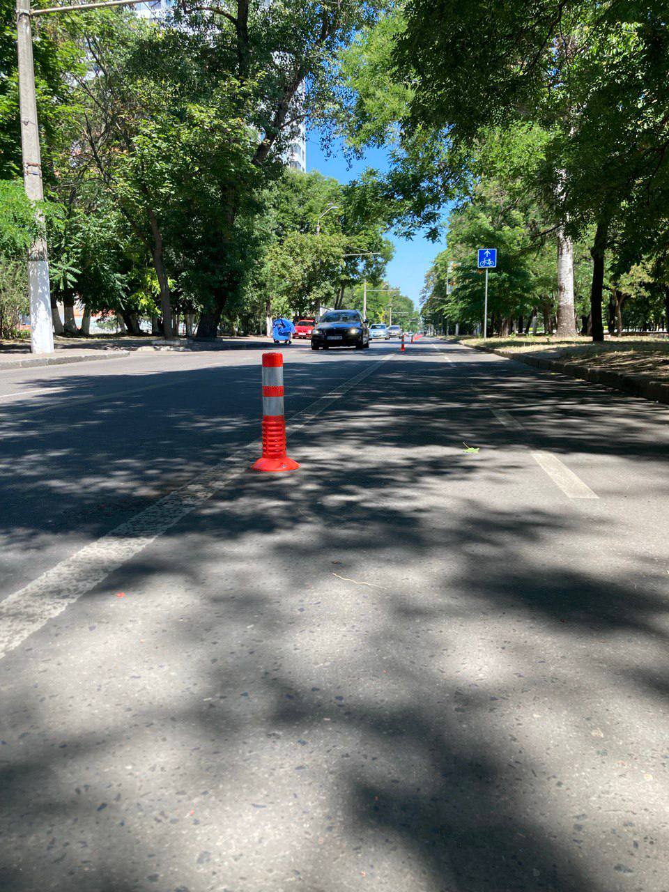 В Одесі на вулиці Канатній встановили делініатори вздовж велосмуги (фото)
