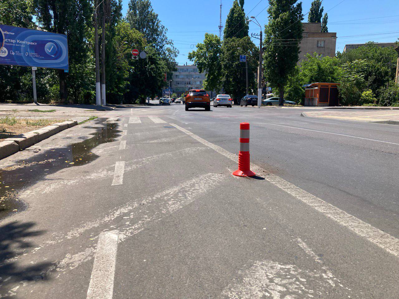 В Одесі на вулиці Канатній встановили делініатори вздовж велосмуги (фото)