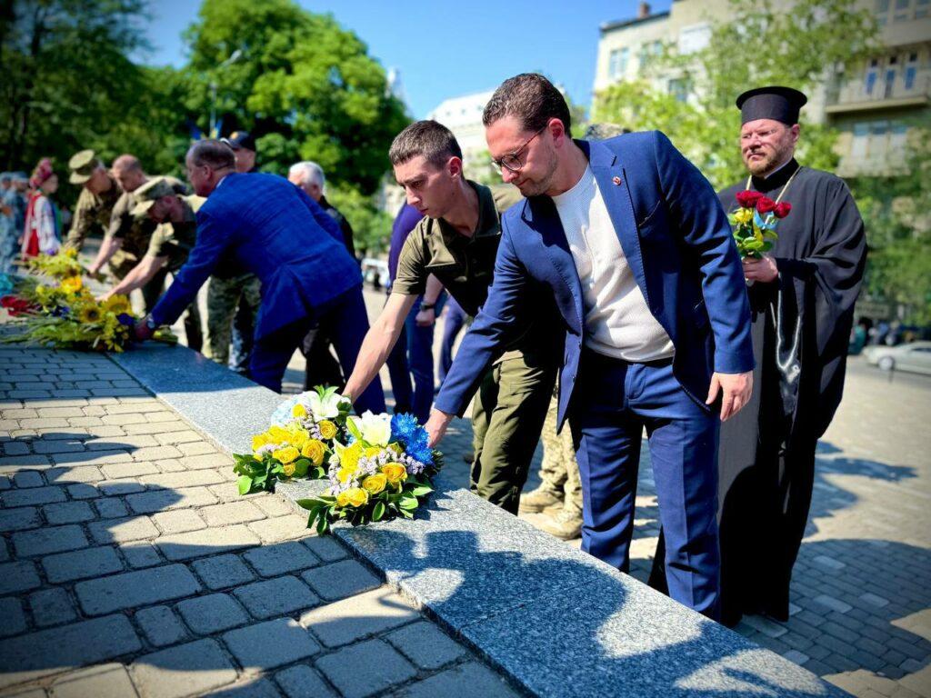 День украинской государственности: к памятнику Шевченко возложили цветы