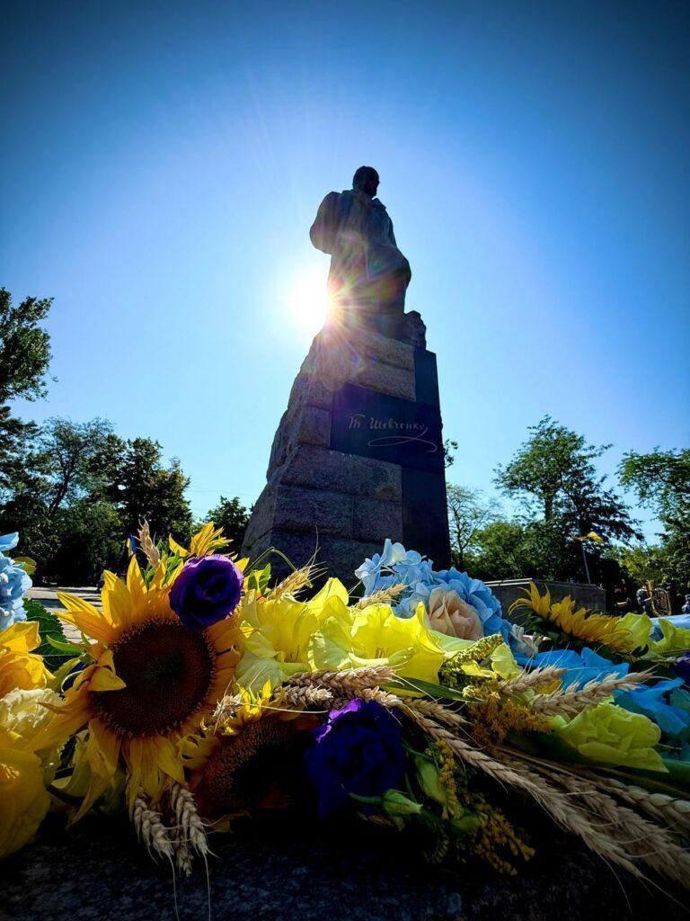 День украинской государственности: к памятнику Шевченко возложили цветы