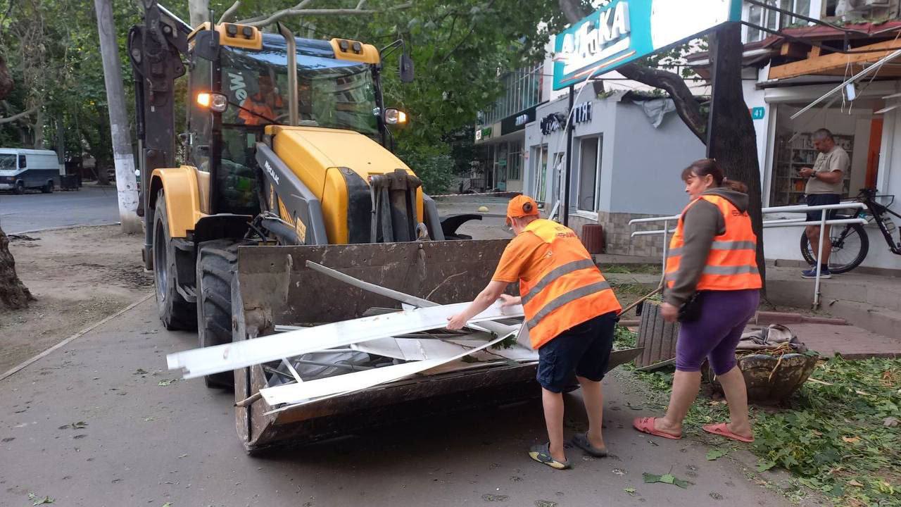 Повреждены почти полторы сотни окон: в Одессе ликвидируют последствия ночной российской атаки