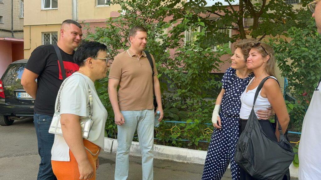 Бесплатное жилье для детей-сирот: семья получила квартиру в Одессе