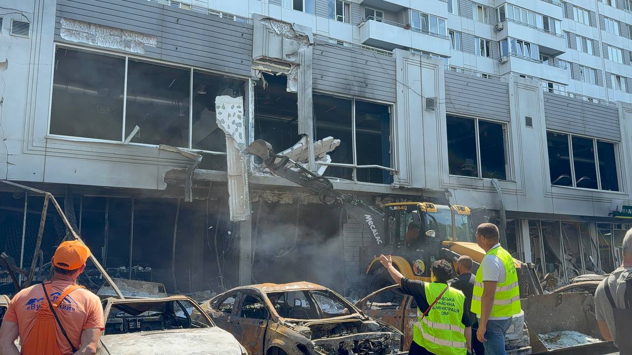 Из-за российской атаки по Одессе повреждены по меньшей мере 135 окон