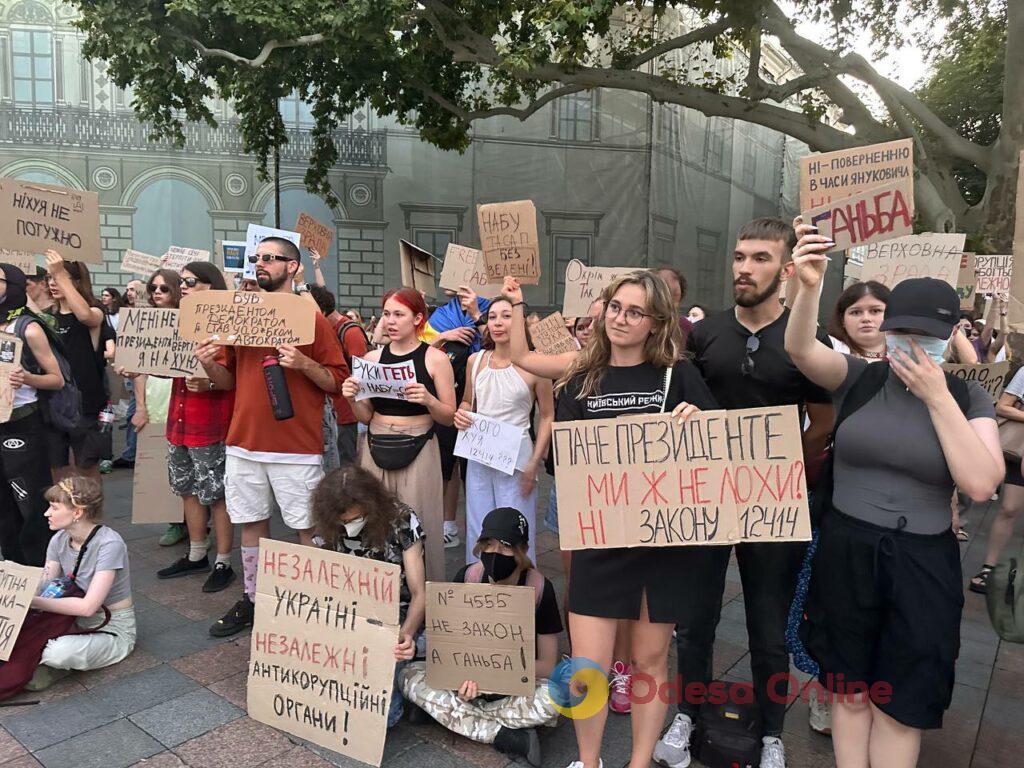 Сотни людей протестуют против закона, который ослабляет НАБУ и САП: в Одессе прошла массовая акция