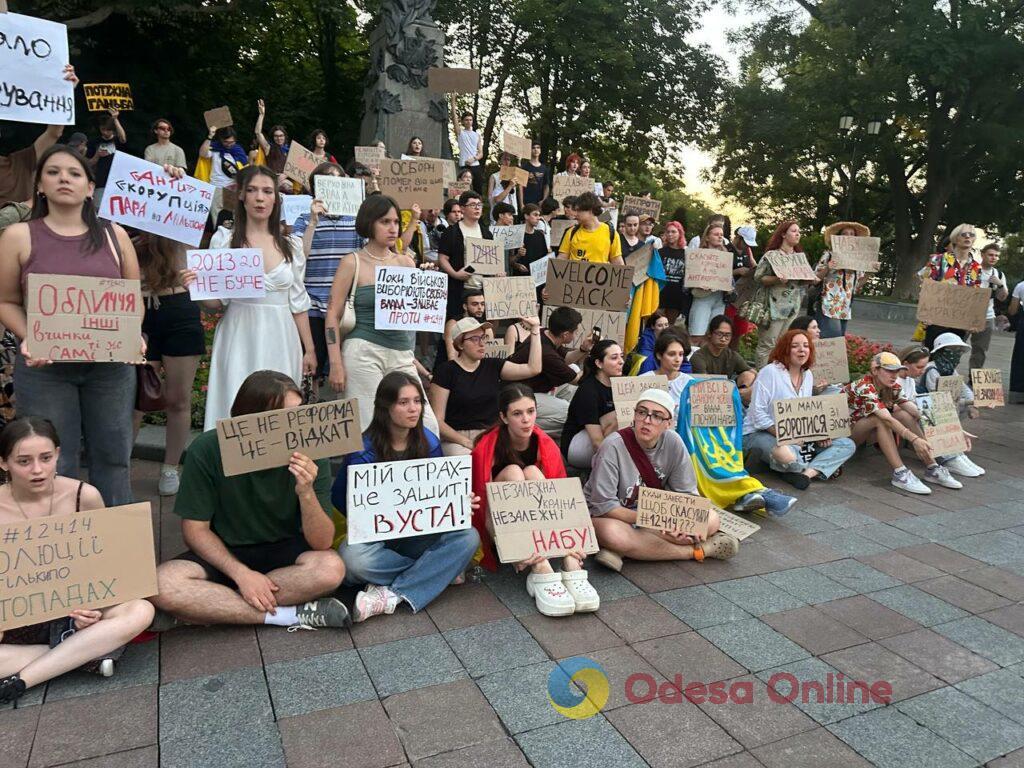 Сотни людей протестуют против закона, который ослабляет НАБУ и САП: в Одессе прошла массовая акция