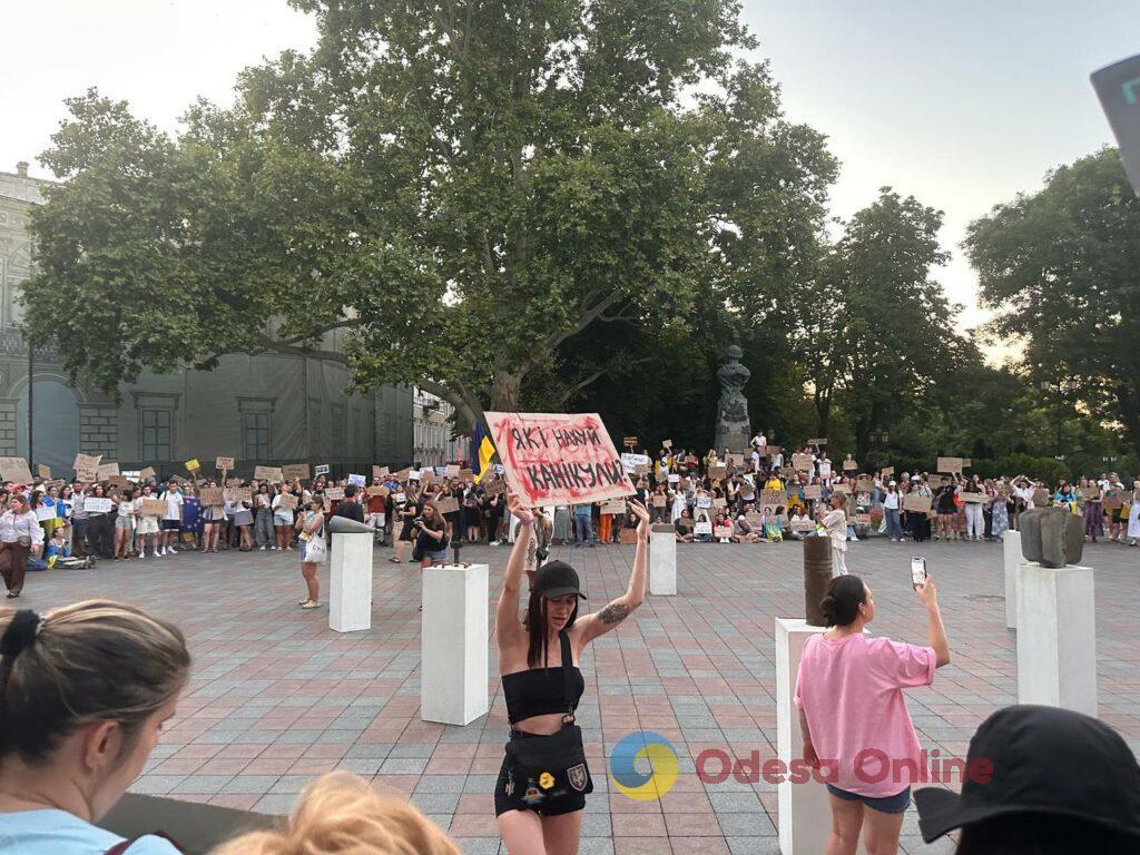 Сотни людей протестуют против закона, который ослабляет НАБУ и САП: в Одессе прошла массовая акция