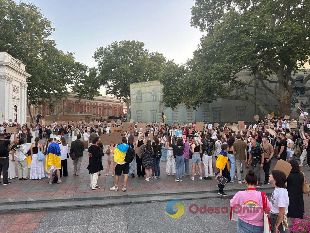 Сотни людей протестуют против закона, который ослабляет НАБУ и САП: в Одессе прошла массовая акция