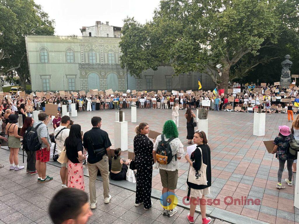 Сотни людей протестуют против закона, который ослабляет НАБУ и САП: в Одессе прошла массовая акция