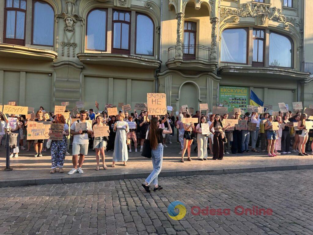 Сотні людей протестують проти закону, який послаблює НАБУ та САП: в Одесі пройшла масова акція