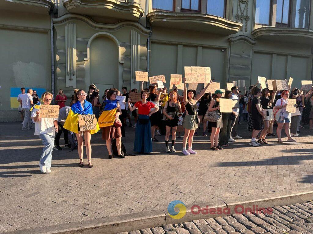 Сотни людей протестуют против закона, который ослабляет НАБУ и САП: в Одессе прошла массовая акция
