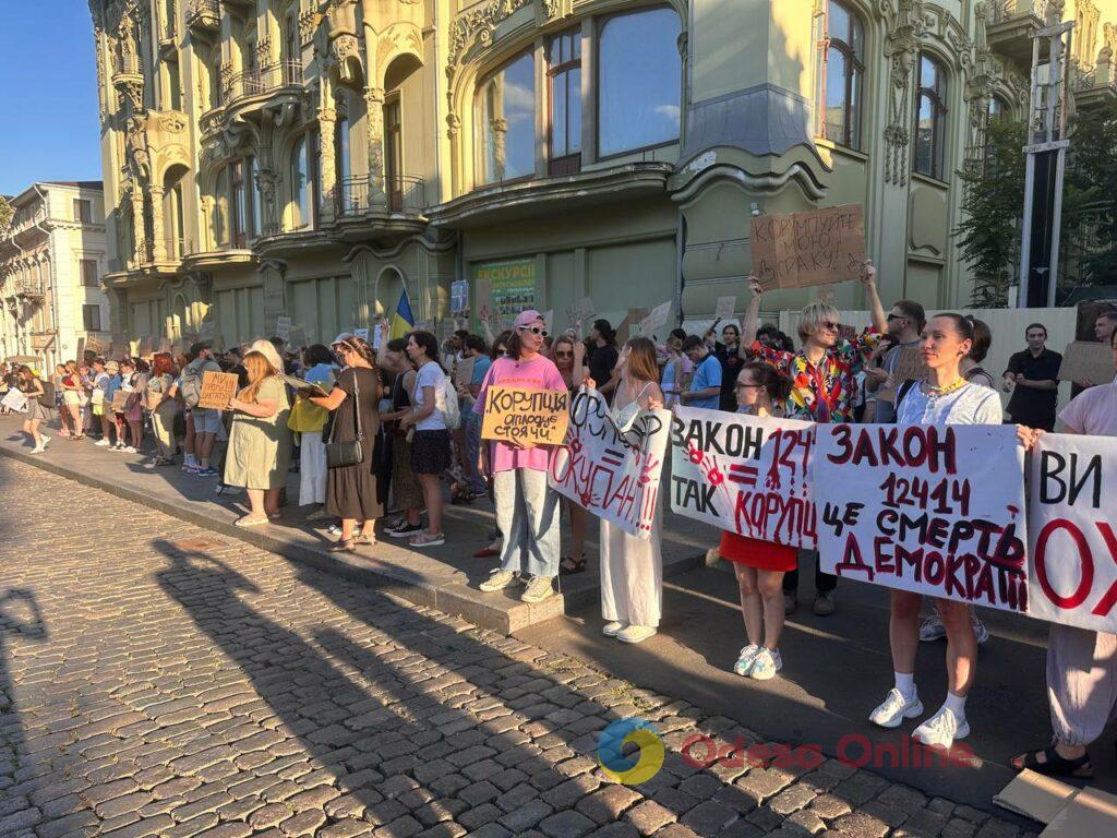 Сотни людей протестуют против закона, который ослабляет НАБУ и САП: в Одессе прошла массовая акция