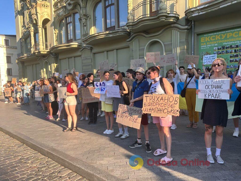 Сотні людей протестують проти закону, який послаблює НАБУ та САП: в Одесі пройшла масова акція