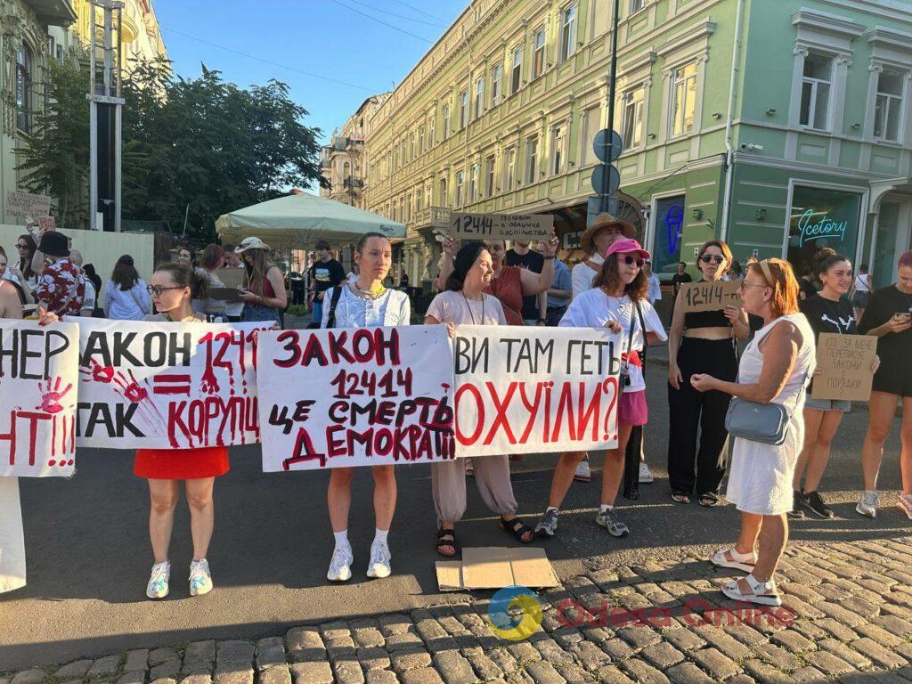 Сотни людей протестуют против закона, который ослабляет НАБУ и САП: в Одессе прошла массовая акция