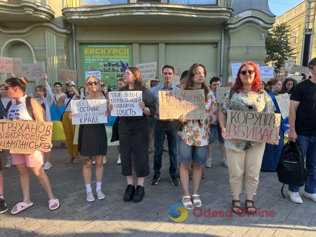 Сотні людей протестують проти закону, який послаблює НАБУ та САП: в Одесі пройшла масова акція