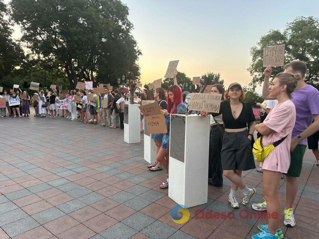 Сотни людей протестуют против закона, который ослабляет НАБУ и САП: в Одессе прошла массовая акция