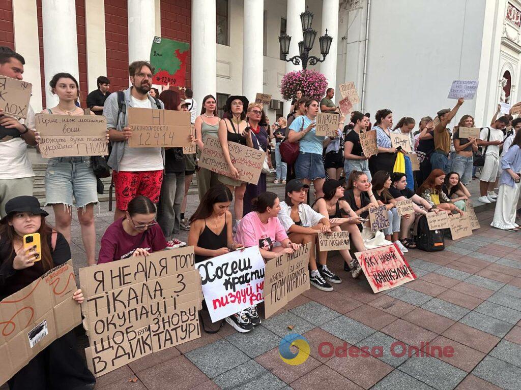 Сотни людей протестуют против закона, который ослабляет НАБУ и САП: в Одессе прошла массовая акция