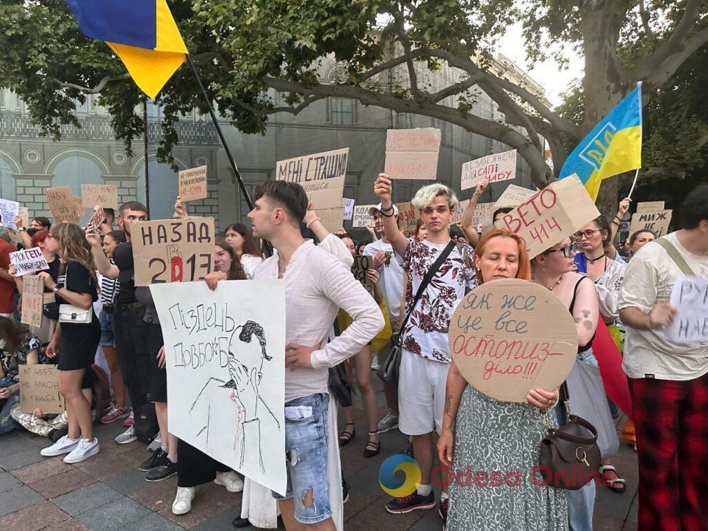 Сотни людей протестуют против закона, который ослабляет НАБУ и САП: в Одессе прошла массовая акция