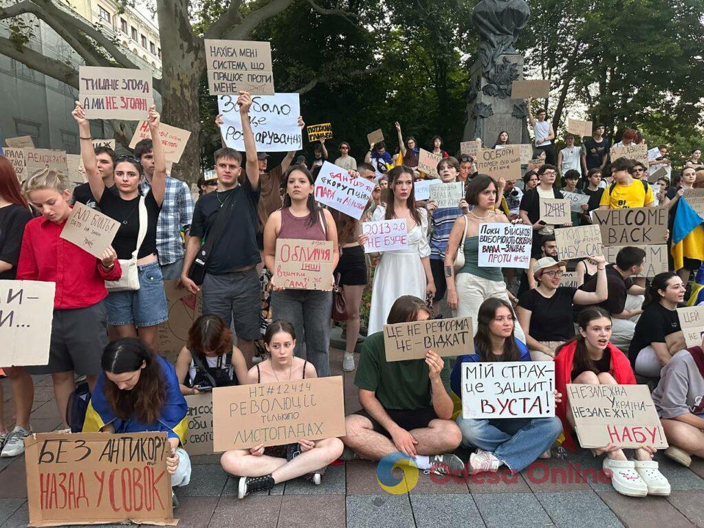 Сотни людей протестуют против закона, который ослабляет НАБУ и САП: в Одессе прошла массовая акция