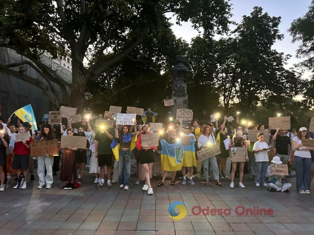 Сотні людей протестують проти закону, який послаблює НАБУ та САП: в Одесі пройшла масова акція