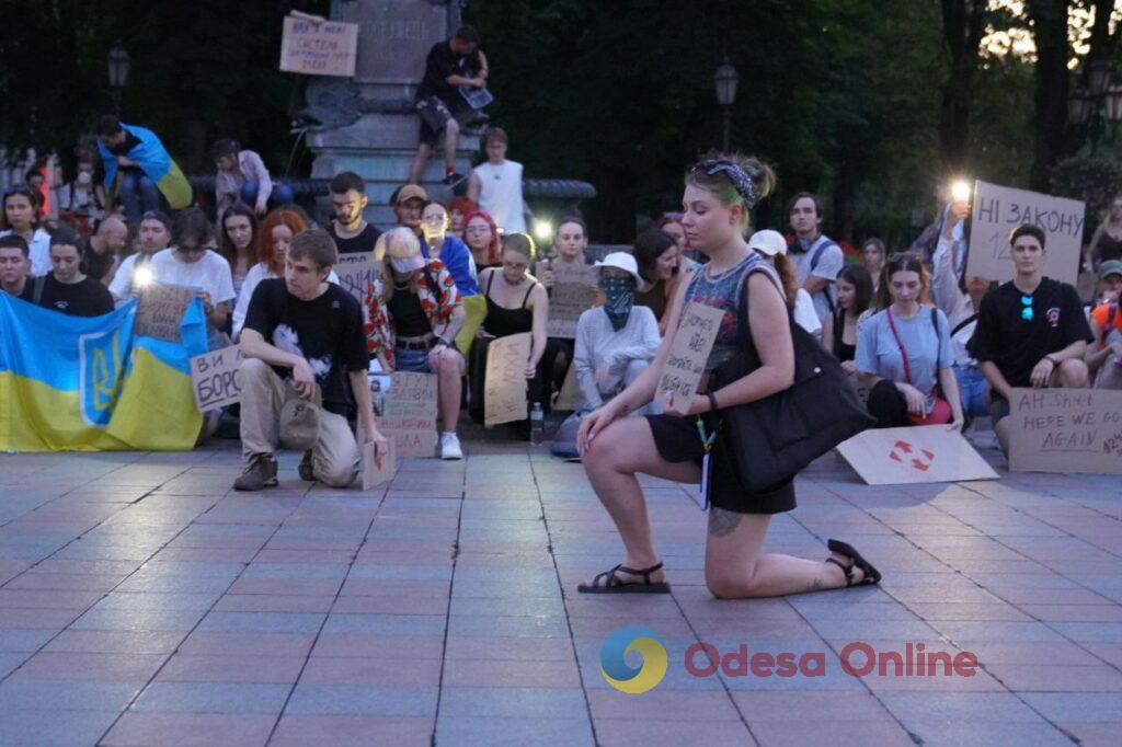 Сотни людей протестуют против закона, который ослабляет НАБУ и САП: в Одессе прошла массовая акция