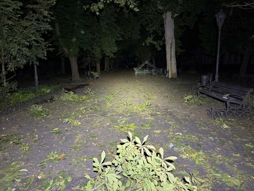 Дрон упал посреди Приморского бульвара в Одессе: повреждены исторические памятники, фонари и скамьи