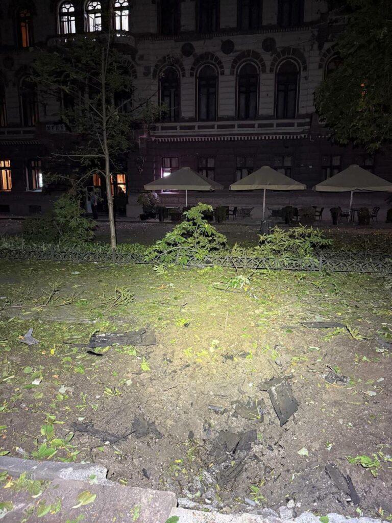 Дрон влучив посеред Приморського бульвару в Одесі: пошкоджені історичні памʼятки, ліхтарі та лави