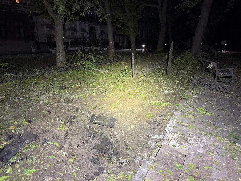 Дрон влучив посеред Приморського бульвару в Одесі: пошкоджені історичні памʼятки, ліхтарі та лави