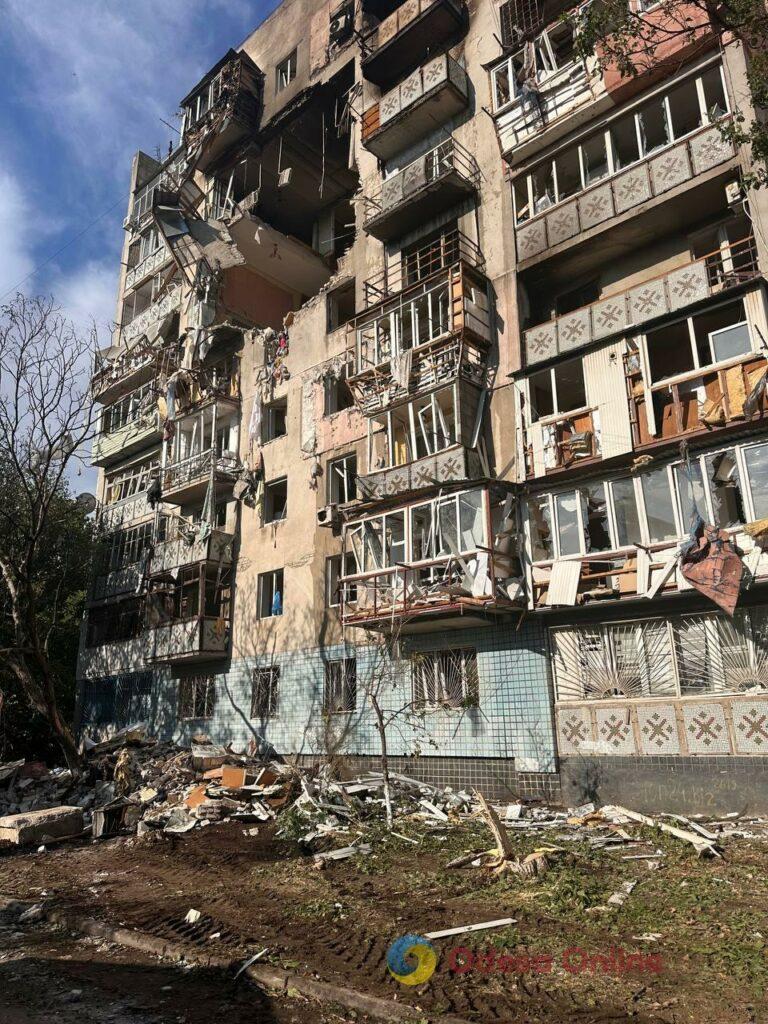 В Одессе обстрелом повреждена многоэтажка: людей не пускают внутрь здания