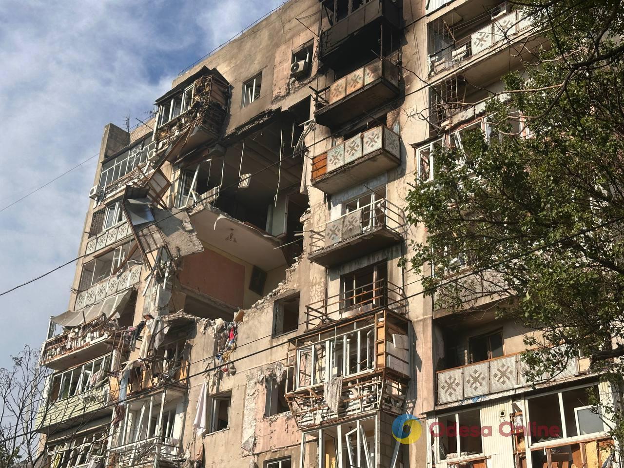 В Одессе обстрелом повреждена многоэтажка: людей не пускают внутрь здания