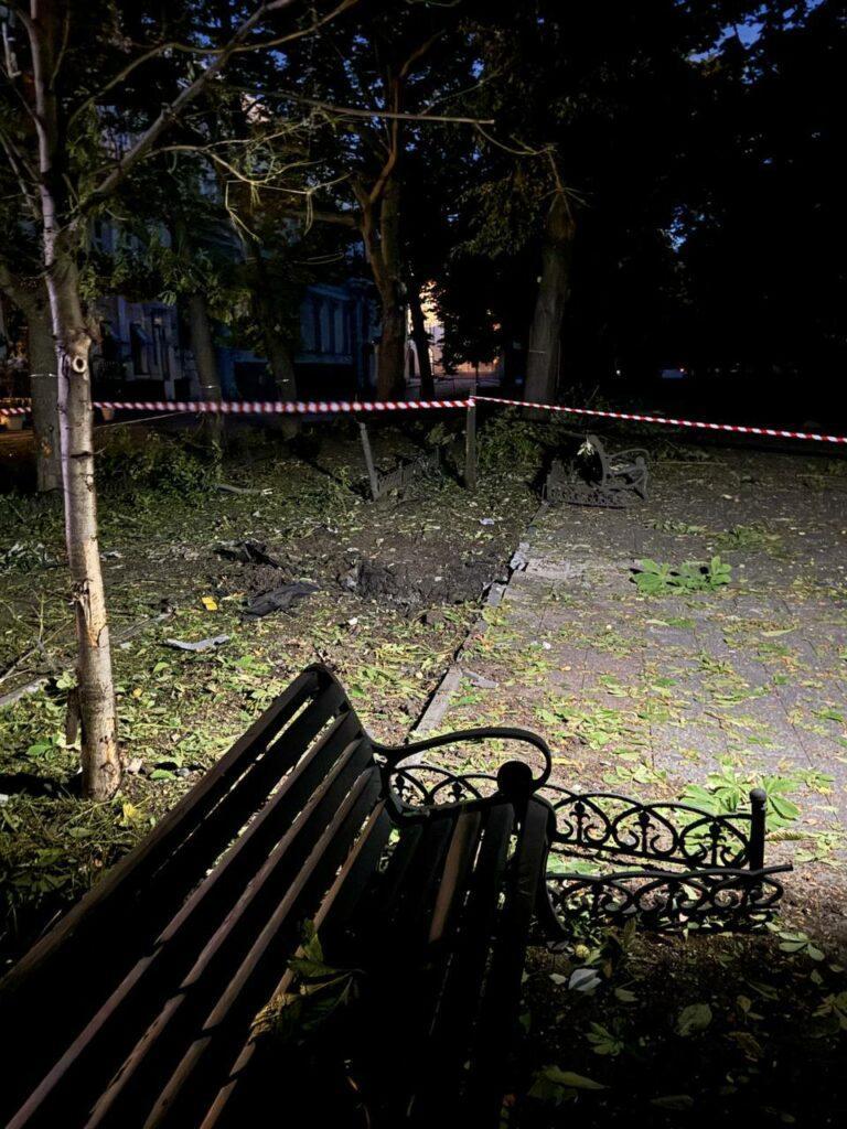 Дрон влучив посеред Приморського бульвару в Одесі: пошкоджені історичні памʼятки, ліхтарі та лави