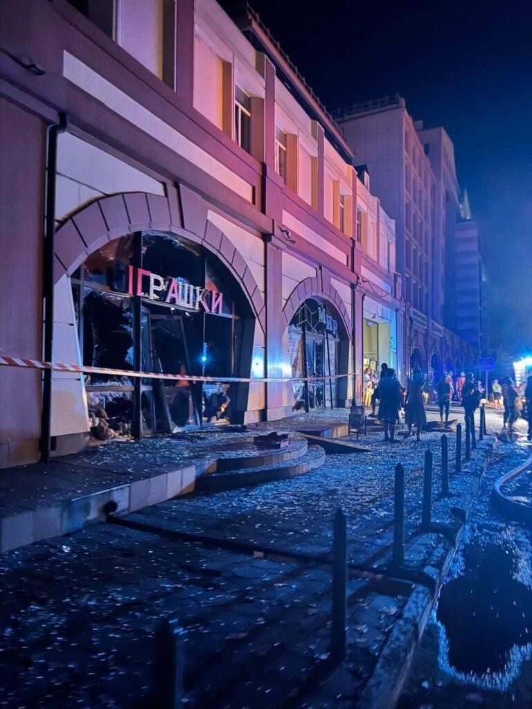 Дрон влучив посеред Приморського бульвару в Одесі: пошкоджені історичні памʼятки, ліхтарі та лави