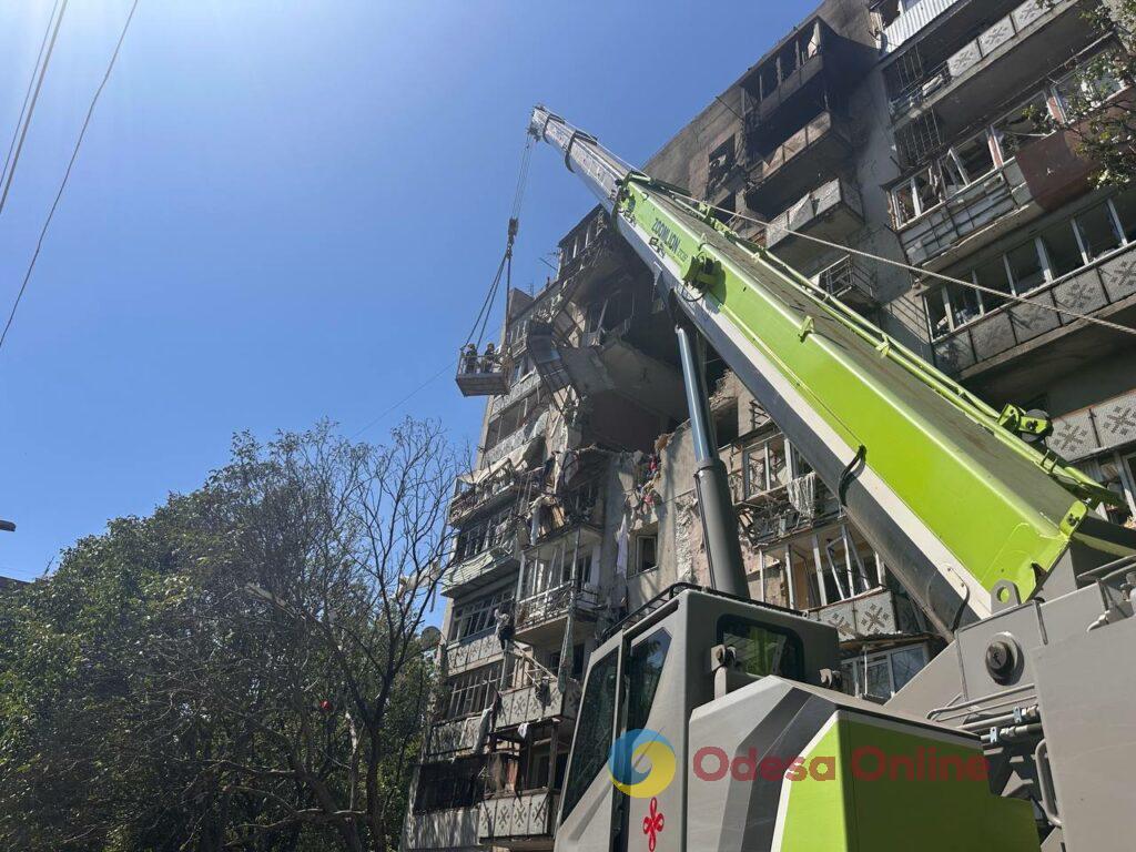 В Одессе начали поисково-спасательную операцию на месте поврежденной многоэтажки