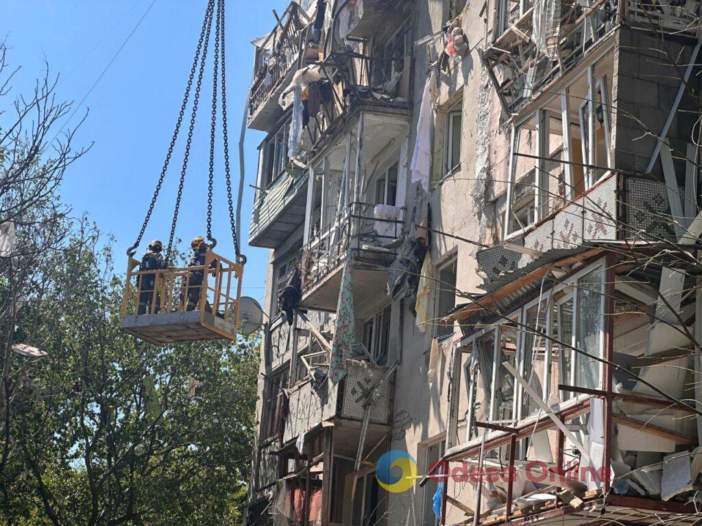 В Одессе начали поисково-спасательную операцию на месте поврежденной многоэтажки