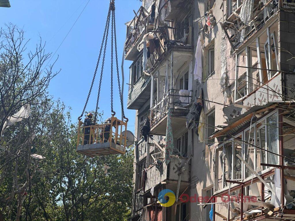 В Одессе начали поисково-спасательную операцию на месте поврежденной многоэтажки