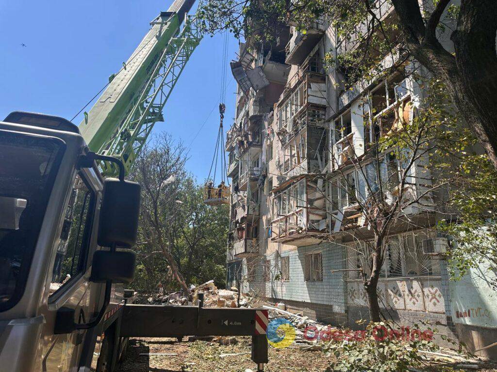 В Одессе начали поисково-спасательную операцию на месте поврежденной многоэтажки