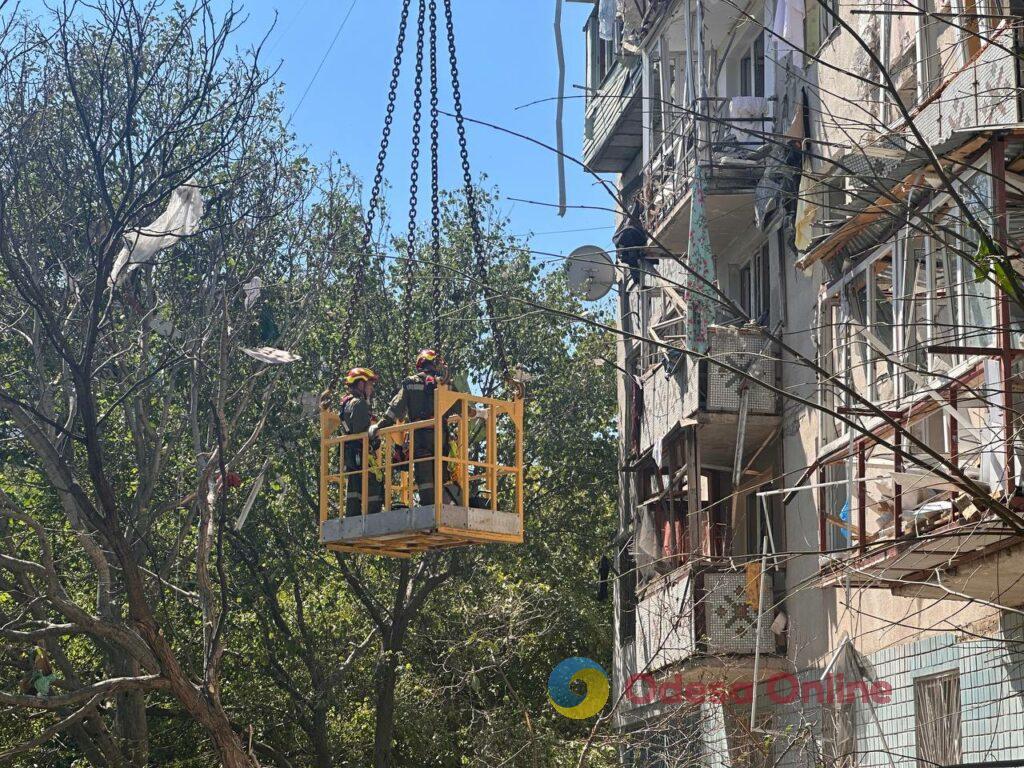 В Одессе начали поисково-спасательную операцию на месте поврежденной многоэтажки