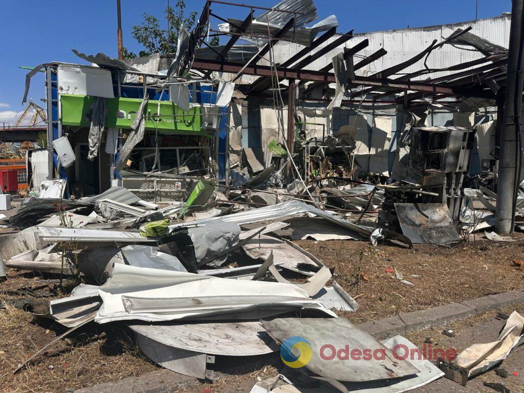 Одесса после ночной атаки: в городе полностью выгорела автозаправочная станция