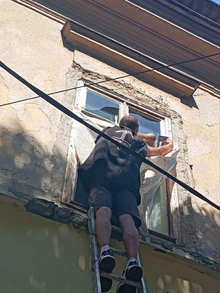 В результате вражеской атаки в Одессе выбито около 300 окон (фото)