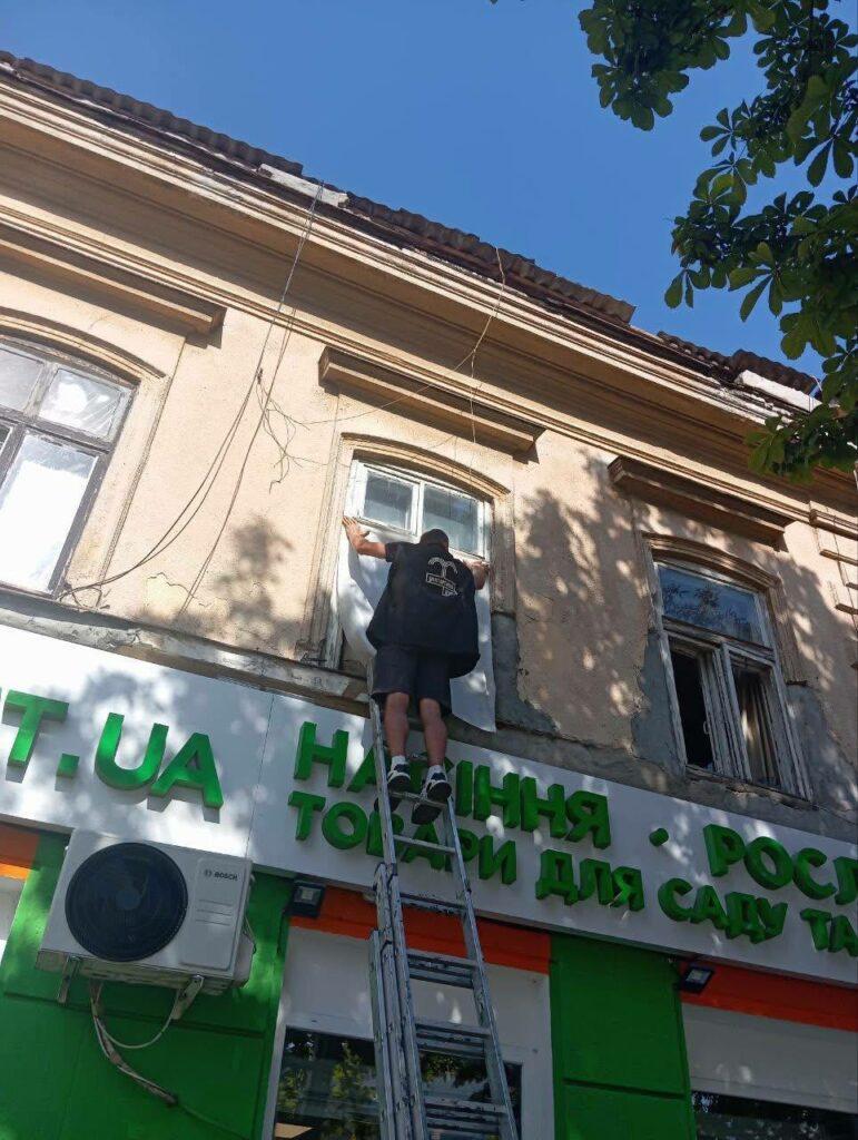 В результате вражеской атаки в Одессе выбито около 300 окон (фото)