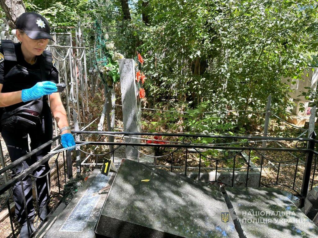 Невідомі пошкодили пам’ятники на кладовищі в Одесі