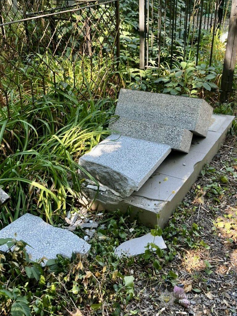 Невідомі пошкодили пам’ятники на кладовищі в Одесі