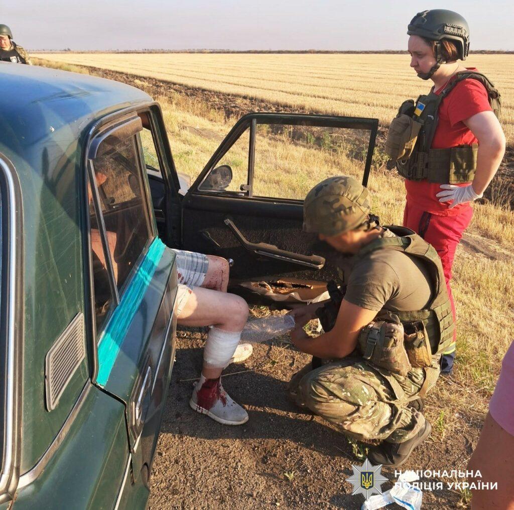 Ворожий дрон атакував цивільний автомобіль: херсонські поліцейські врятували поранених
