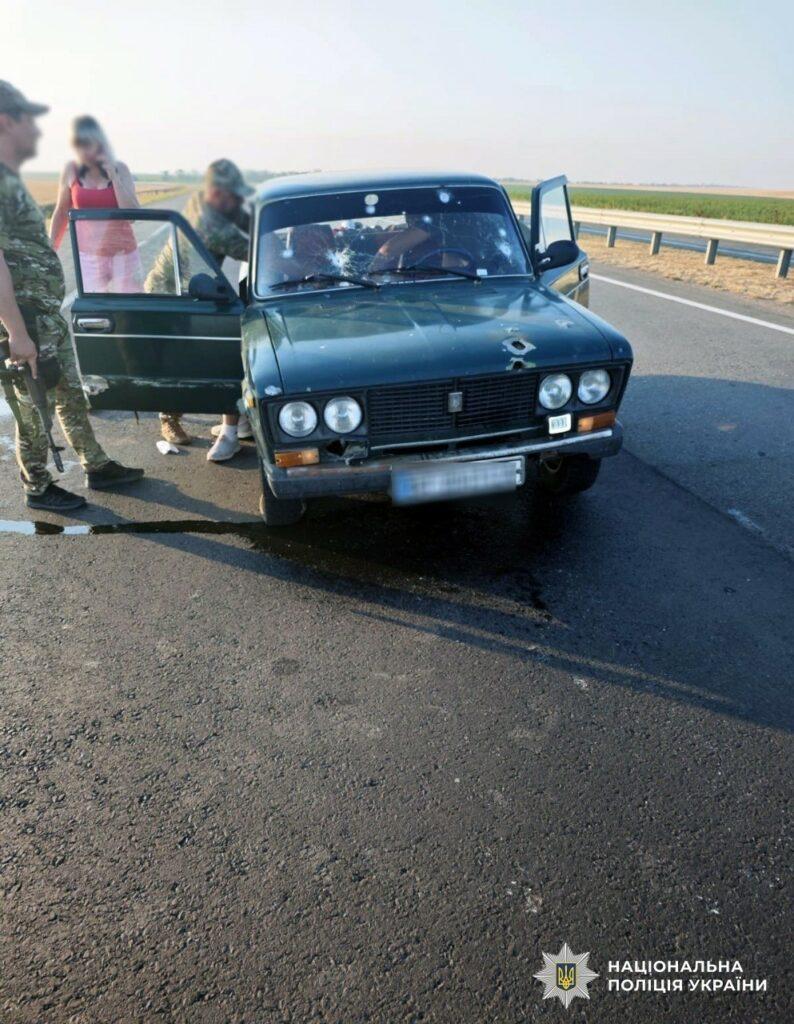 Ворожий дрон атакував цивільний автомобіль: херсонські поліцейські врятували поранених