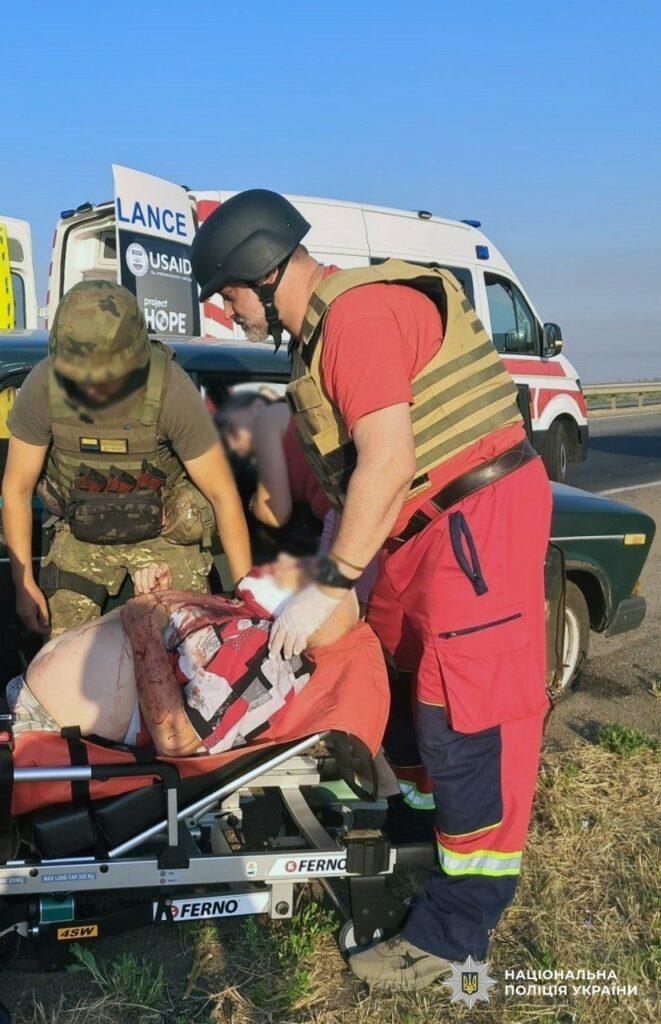 Ворожий дрон атакував цивільний автомобіль: херсонські поліцейські врятували поранених