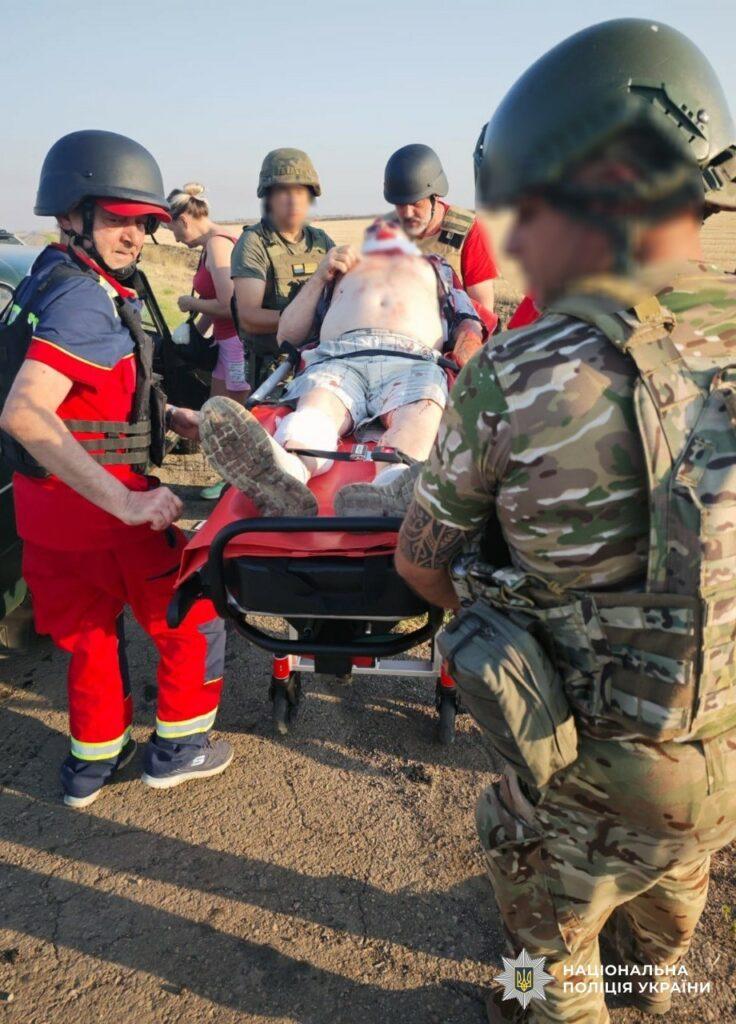 Ворожий дрон атакував цивільний автомобіль: херсонські поліцейські врятували поранених