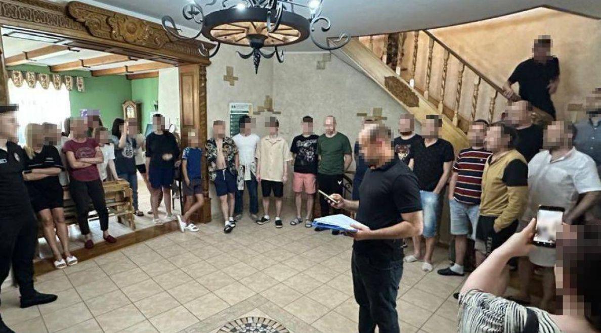 В Одесі викрили фіктивний «реабілітаційний центр», у якому незаконно утримували людей В Одесі викрили фіктивний «реабілітаційний центр», у якому незаконно утримували людей