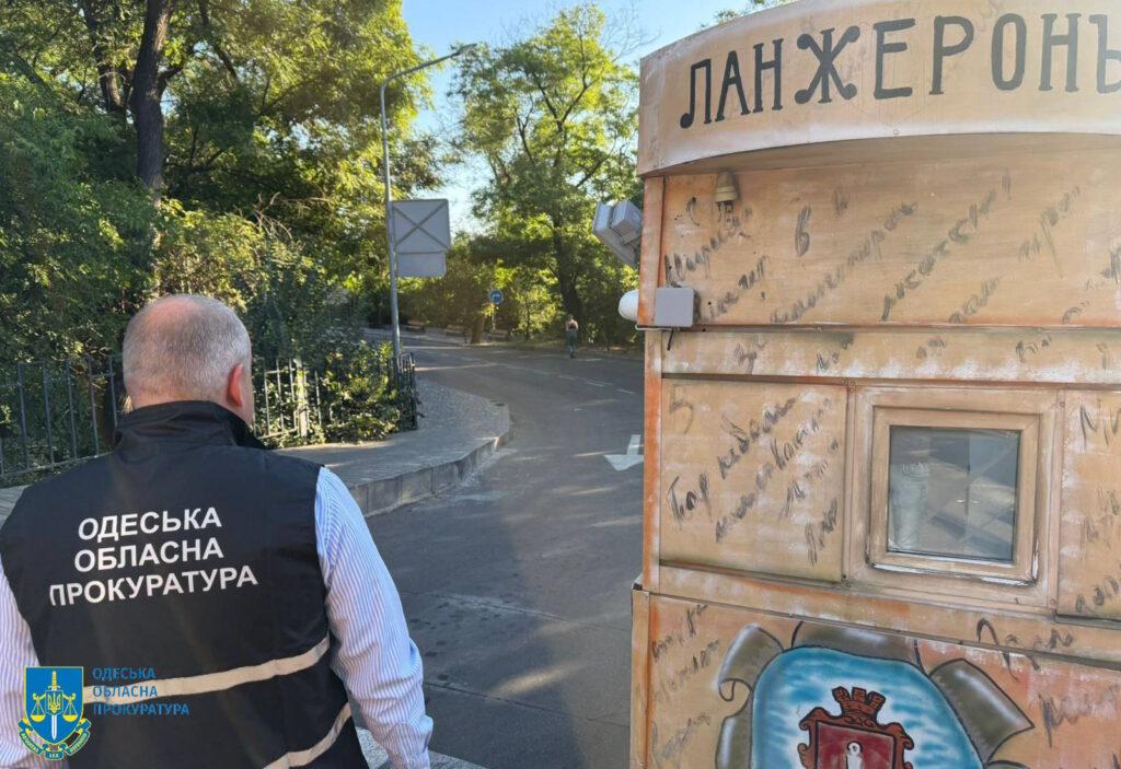 В Одессе демонтируют незаконные шлагбаумы на побережье Черного моря